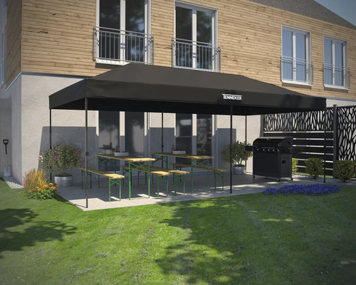 Tonnelle noire avec ensembles de brasserie et barbecue dans le jardin