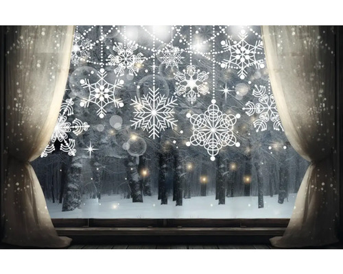 Winterfenster mit Schneeflockenaufklebern und Blick auf verschneiten Wald