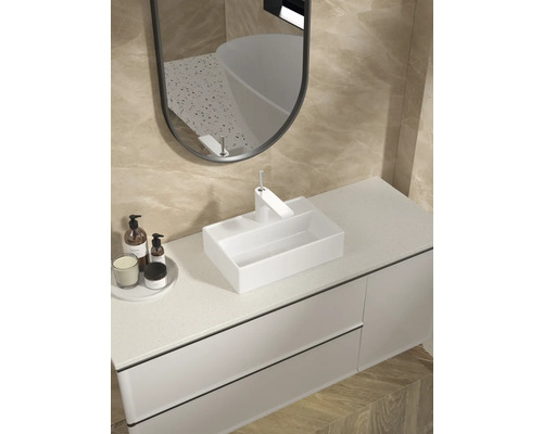 Salle de bains moderne avec lavabo, robinet, miroir et meuble sous-vasque