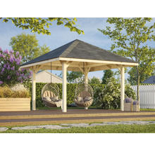 Pavillon en bois avec deux fauteuils suspendus sur une terrasse dans le jardin.