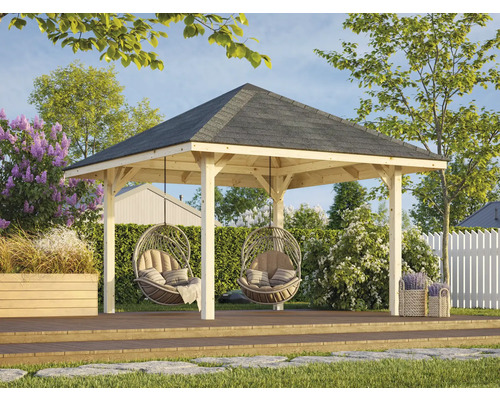 Pavillon de jardin en bois avec deux fauteuils suspendus sur une terrasse en bois dans un jardin.