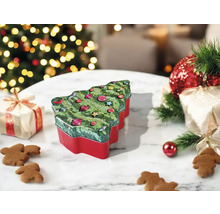Weihnachtliche Szene mit Baum-Dose, Geschenken und Lebkuchen auf einem Tisch