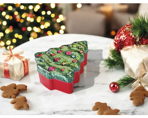 Weihnachtliche Szene mit Baum-Dose, Geschenken und Lebkuchen auf einem Tisch