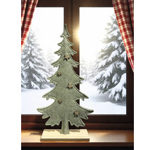 Dekorativer Weihnachtsbaum aus Filz mit Sternen auf Holzsockel vor einem Fenster mit Winterlandschaft.