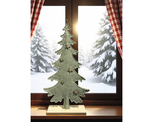 Dekorativer Weihnachtsbaum aus Filz mit Sternen auf Holzsockel vor einem Fenster mit Winterlandschaft.