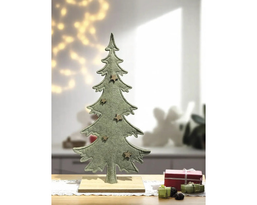 Dekorativer Tannenbaum aus Filz mit Holzfuß und Sternenverzierungen als Weihnachtsdekoration.