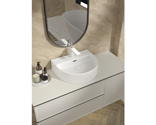 Salle de bain moderne avec lavabo, robinet, miroir et meuble sous-vasque