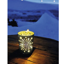 Windlicht mit Sternen- und Feuerwerksmuster auf einem Holztisch