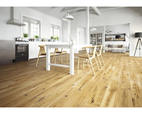 Heller Wohnraum mit Holzboden, Esstisch und Küchenbereich.