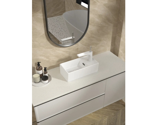 Salle de bain moderne avec lavabo, robinet, miroir et meubles de salle de bain