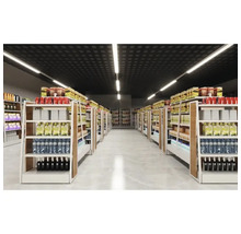 Étagères avec des aliments dans une épicerie