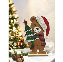 Dekorative Bärenfigur mit Weihnachtsmütze und Baum als festliche Dekoration