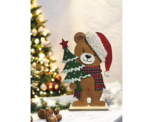 Dekorative Bärenfigur mit Weihnachtsmütze und Baum als festliche Dekoration