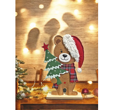 Dekorative Bärenfigur mit Weihnachtsmütze und Weihnachtsbaum auf Holzsockel