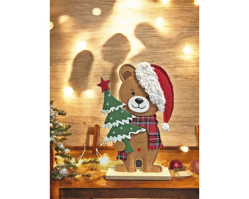 Dekorative Bärenfigur mit Weihnachtsmütze und Weihnachtsbaum auf Holzsockel