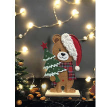 Dekofigur Bär mit Weihnachtsbaum und Weihnachtsmannmütze auf einem Holzbock