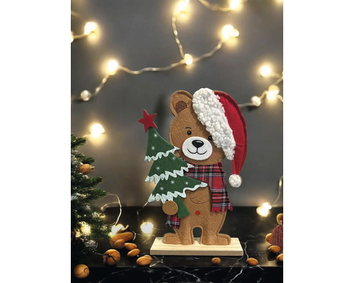 Dekofigur Bär mit Weihnachtsbaum und Weihnachtsmannmütze auf einem Holzbock