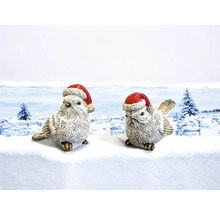 Deux oiseaux décoratifs avec des bonnets de Noël sur une surface enneigée