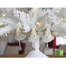 Trois anges comme décorations de sapin de Noël sont suspendus à un sapin de Noël blanc.