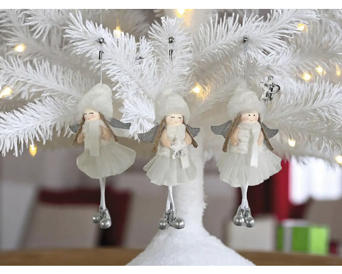 Drei Engel als Christbaumschmuck hängen an einem weißen Weihnachtsbaum.