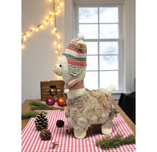 Dekorative Lama-Figur mit Mütze und Schal auf einem Tisch