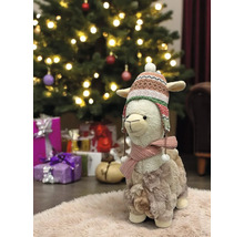 Dekoratives Lama Plüschtier mit Mütze und Schal vor Weihnachtsbaum und Geschenken