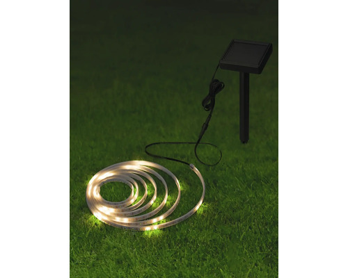 Guirlande lumineuse LED solaire pour extérieur sur pelouse.