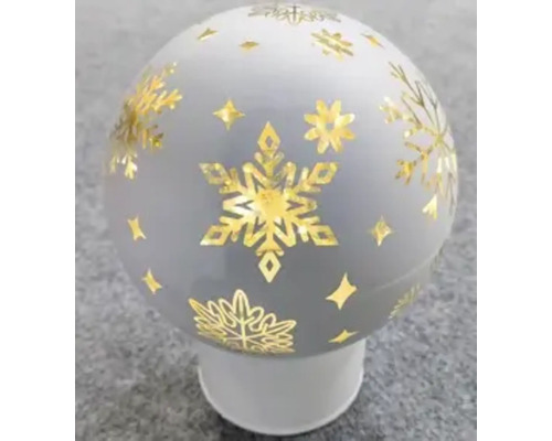 Dekorative Kugel mit goldenen Schneeflocken für festliche Beleuchtung