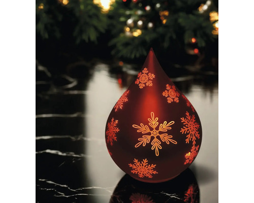 Rote Christbaumkugel in Tropfenform mit Schneeflockenmuster