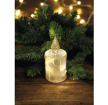 Bougie LED décorative avec branches de sapin sur table en bois
