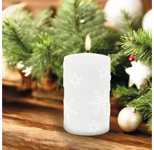 Bougie LED décorative avec motif de flocons de neige sur une table en bois avec des branches de sapin et des boules