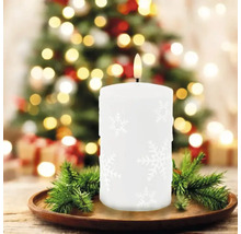 Bougie LED décorative avec motif de flocons de neige sur une assiette en bois, un arbre de Noël en arrière-plan