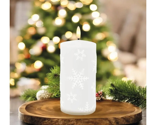 Bougie LED décorative avec motif de flocons de neige sur une assiette en bois