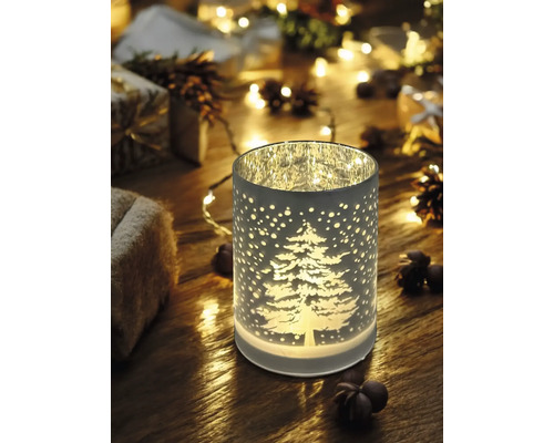 Dekoratives Windlicht mit Tannenbaum-Motiv für eine stimmungsvolle Atmosphäre.