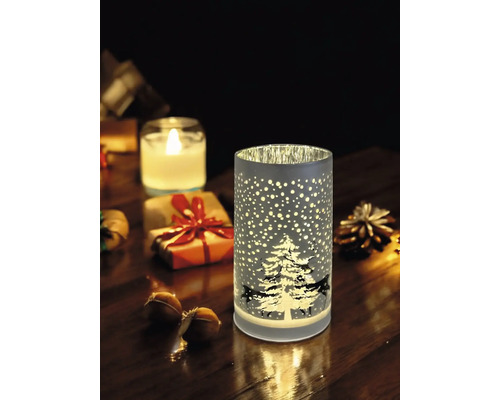 Dekoratives Windlicht mit Winterlandschaft-Motiv auf einem Tisch