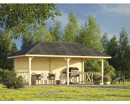 Pavillon de jardin en bois avec barbecue, table de jardin et chaises dans le jardin