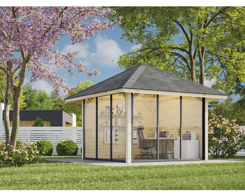 Maison de jardin en bois avec façade en verre et mobilier de bureau dans le jardin