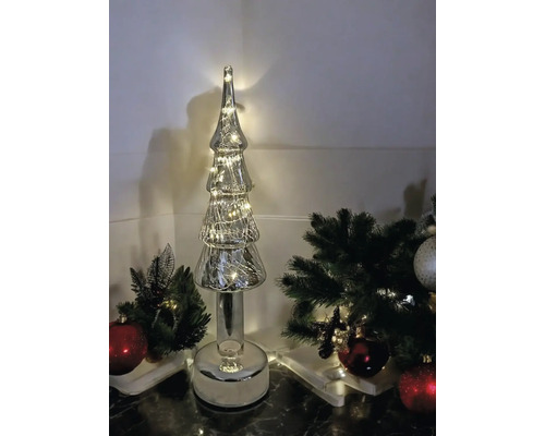 Dekorativer Glasweihnachtsbaum mit Beleuchtung auf Tisch