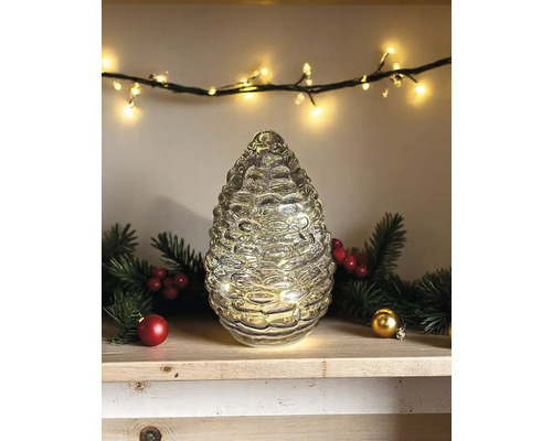 Dekorative Tannenzapfenleuchte aus Glas mit LED auf Holzregal