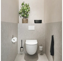 Modernes Badezimmer mit hängendem WC, Toilettenpapierhalter, WC-Bürste, Handtuch und Zimmerpflanze