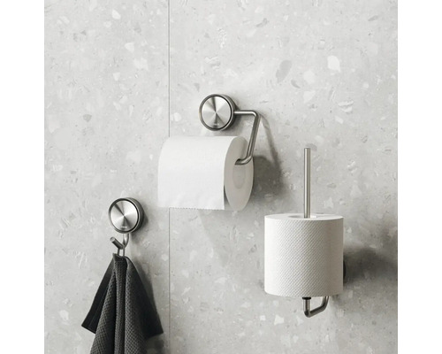 Vue de salle de bains avec porte-papier toilette, distributeur de papier de réserve et crochet pour serviette
