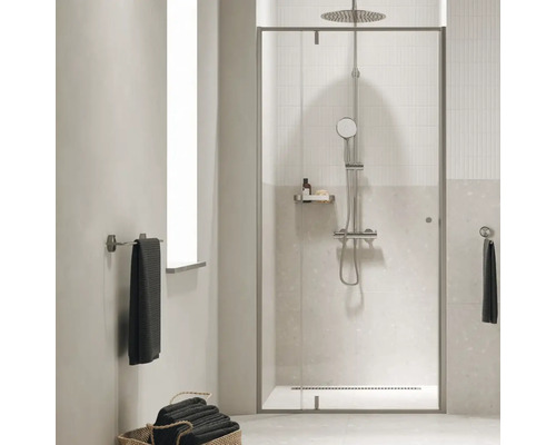 Modernes Badezimmer mit Duschabtrennung, Handtuchhalter und Ablagefläche