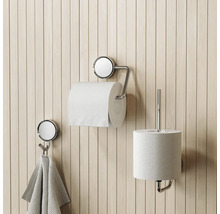 Aménagement de salle de bains avec porte-papier toilette, crochet pour serviette et garniture pour brosse de toilette