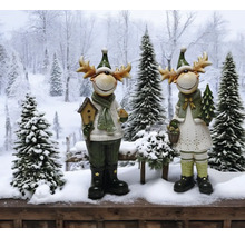 Dekorative Elchfiguren im winterlichen Außendekor