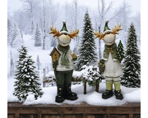 Dekorative Elchfiguren im winterlichen Außendekor
