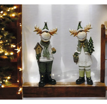 Zwei dekorative Elchfiguren mit Weihnachtsmotiven auf einem Regal.