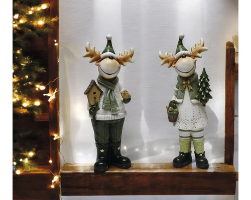 Zwei dekorative Elchfiguren mit Weihnachtsmotiven auf einem Regal.