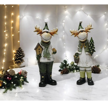 Zwei Elchfiguren als festliche Dekoration mit weihnachtlichem Hintergrund