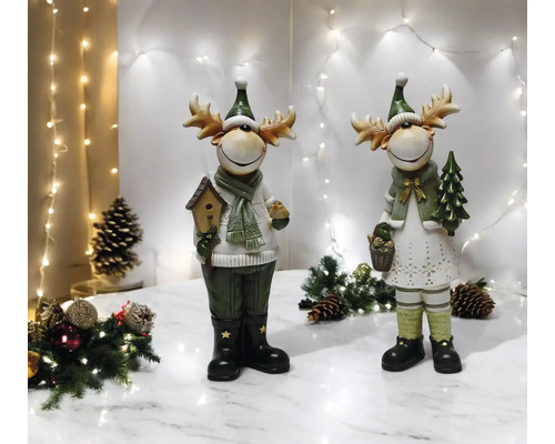 Zwei Elchfiguren als festliche Dekoration mit weihnachtlichem Hintergrund