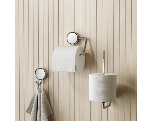 Badezimmer-Szene mit Toilettenpapierhalter, Handtuchhaken und WC-Garnitur an einer Wand
